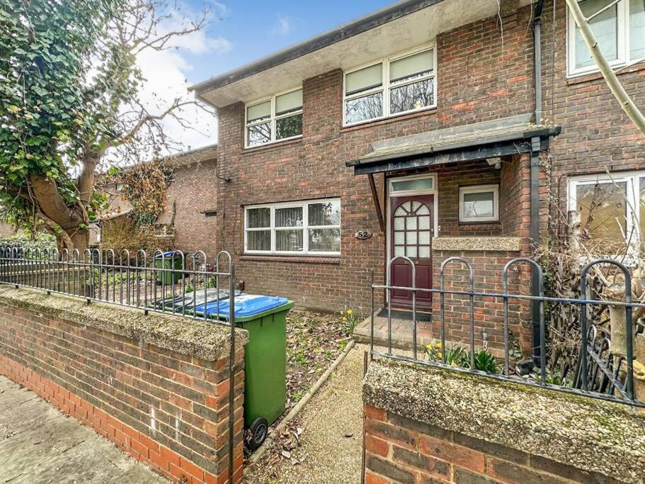 הוילה Newly Refurbished 3 Bed House Near London O2 Arena מראה חיצוני תמונה